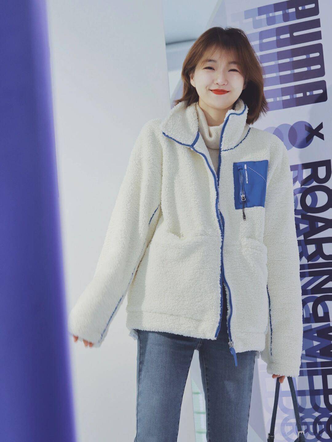 女生 秋冬穿搭指南！奶黄色连帽棉服+白色高领毛衣，保暖又时髦