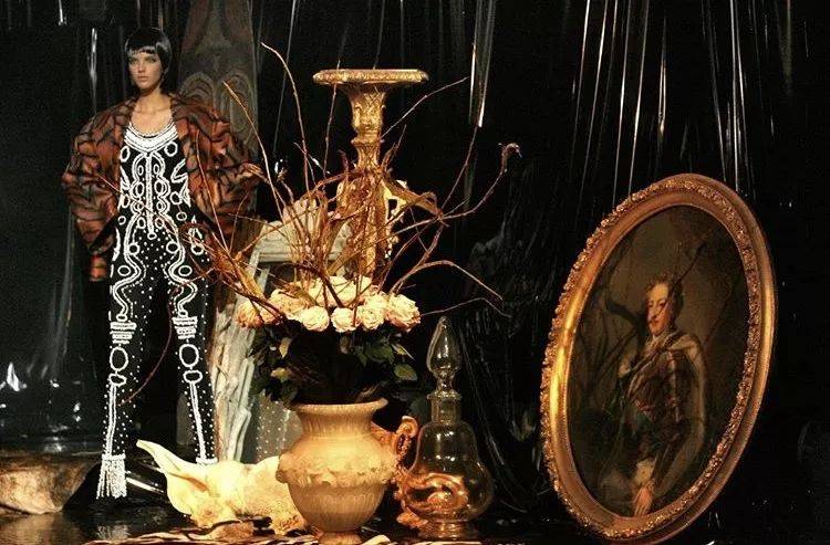 戏剧性 如此戏剧性的舞台表演，原来都是时装秀！