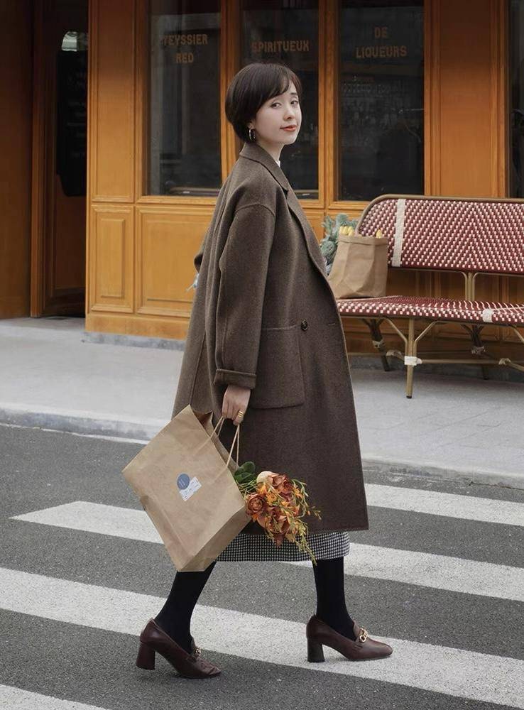 黑色 这才是40+女人该有的打扮,用“大衣+半身裙”,展现出熟龄气质美