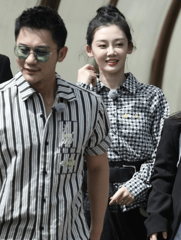 苗苗 苗苗也太会穿搭了,偷穿郑恺的衬衫出席活动,走在街上成为焦点