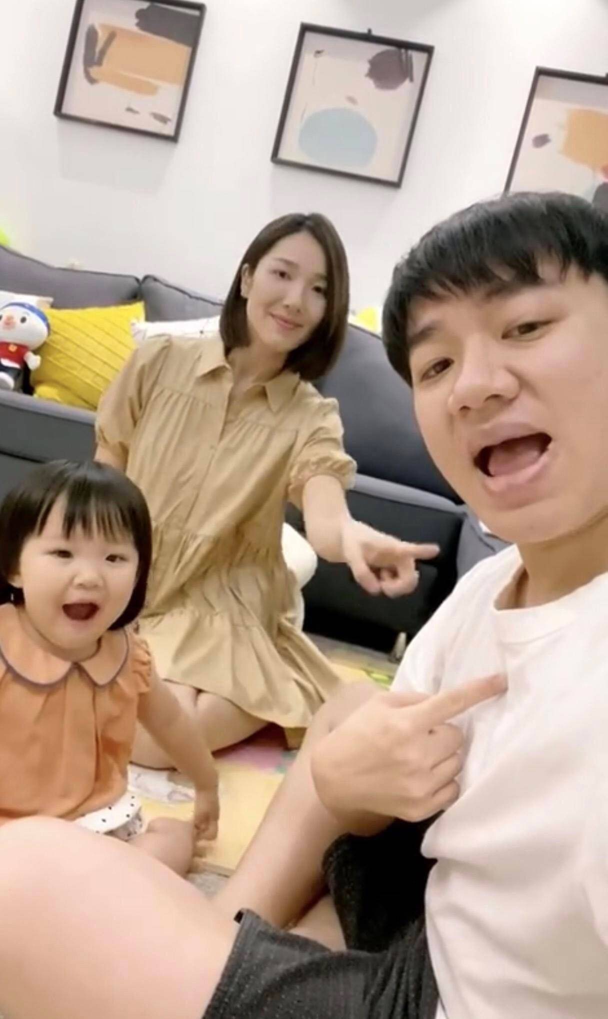 设计 李亚男带女儿出游，穿白衫配半裙母爱满满，俩闺女都是王祖蓝翻版