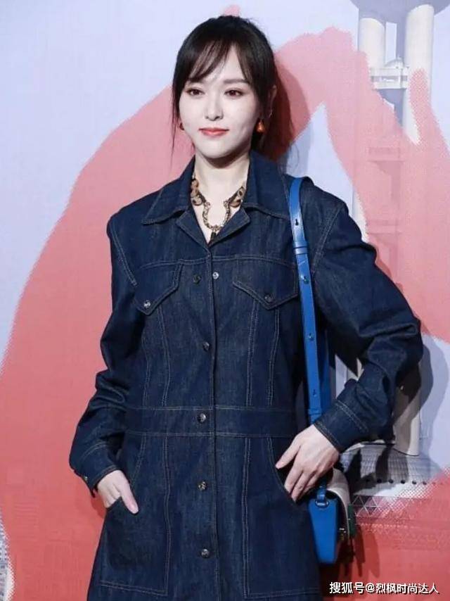 身材 唐嫣瘦成“纸片身材”，穿牛仔连衣裙也显松垮，还好气质仍高级