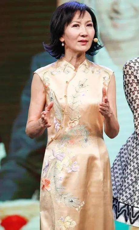 黑色 陈美琪真抗老,穿无袖黑色印花旗袍呈现东方气质,美出了新高度!