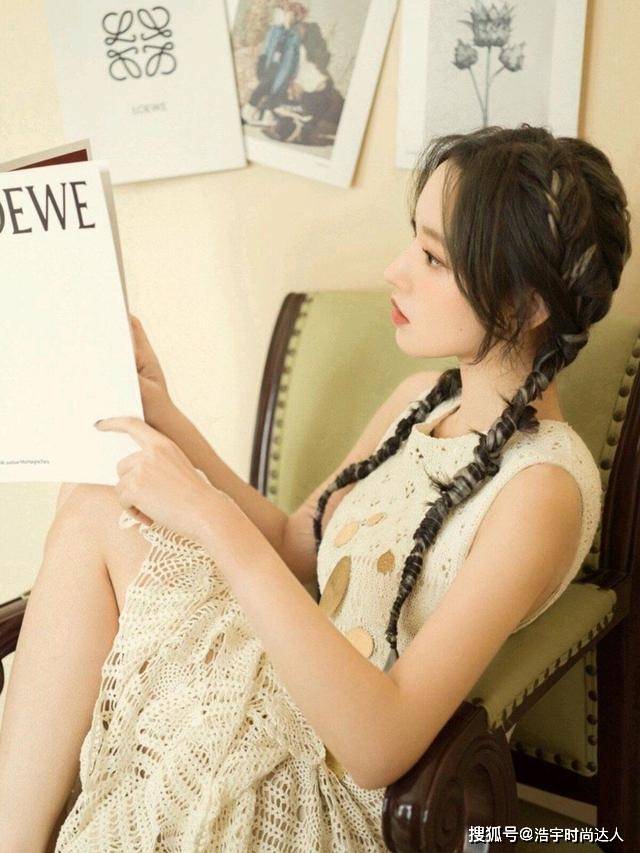 图案 程潇这身造型太吸睛，镂空设计显身材，比例很优越