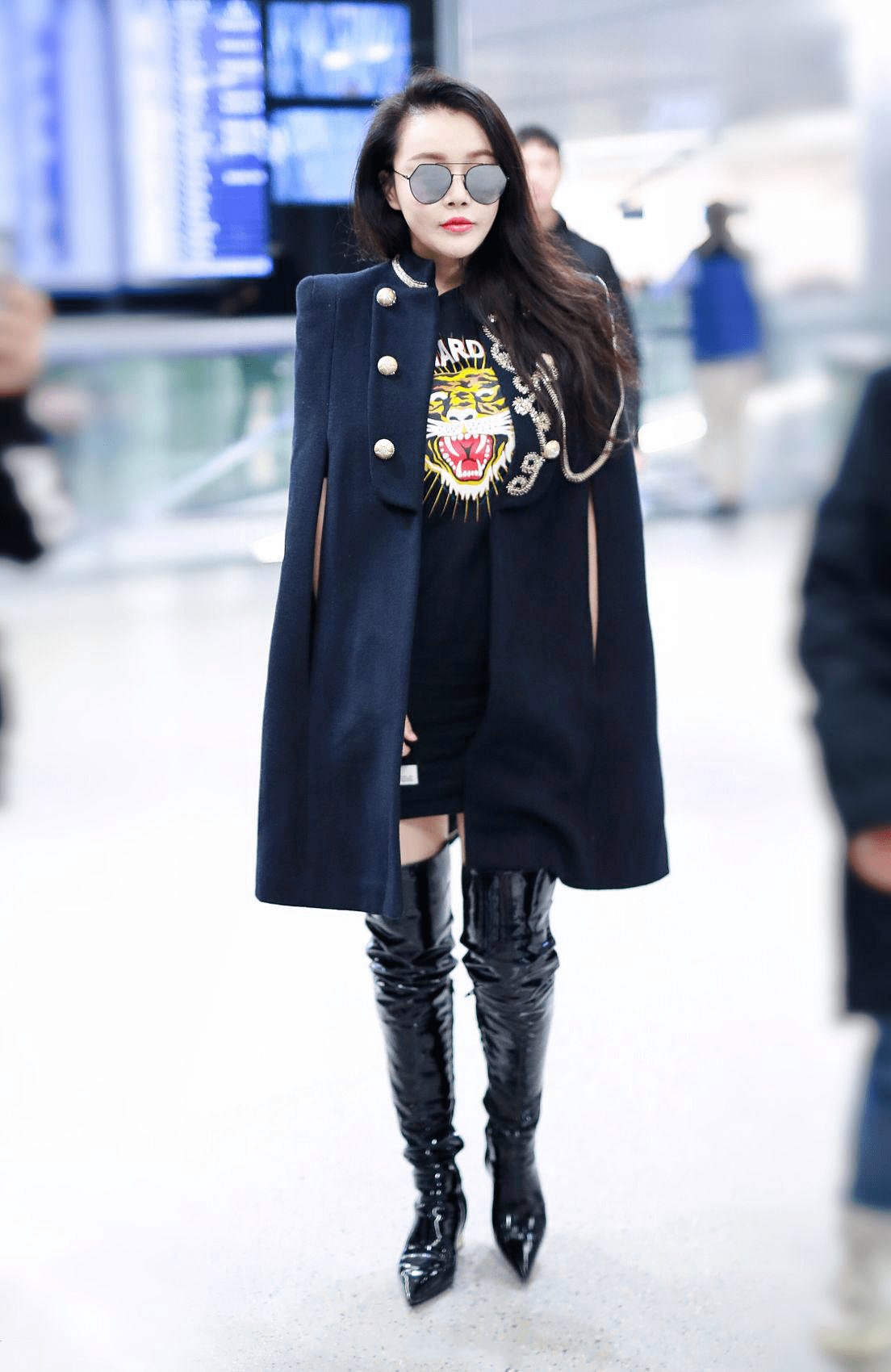 黑色 冉莹颖邹市明潮范十足,穿羽绒服十指紧扣走机场,俊男靓女太吸睛