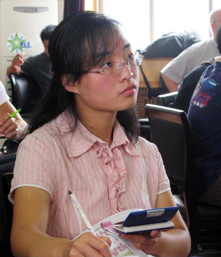 服装 魏敏芝不愧是最低调的谋女郎,穿衣朴素还不爱化妆,活得挺真实的