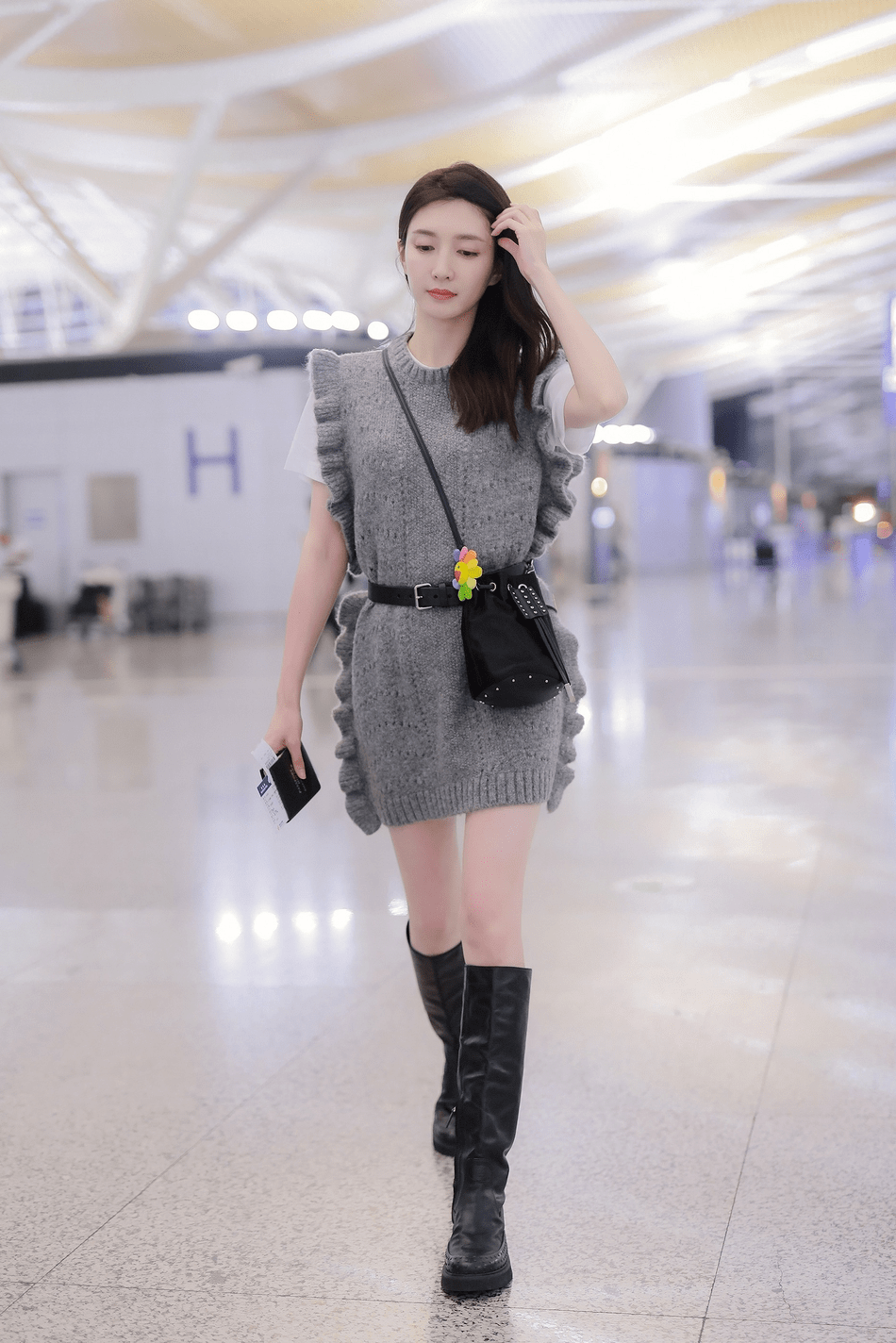 的比例 江疏影身材好太任性,穿一身牛仔套装扮酷,大长腿真是惹人羡