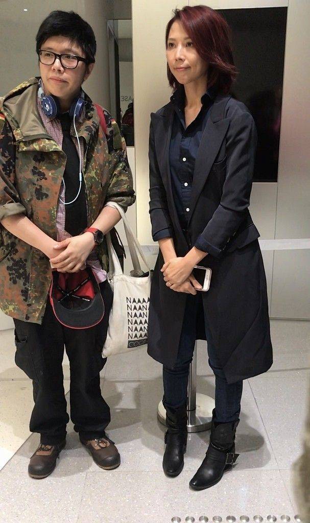 气色在电梯偶遇蔡少芬，穿红大衣好漂亮，脸凹陷下垂也比普通人年轻！