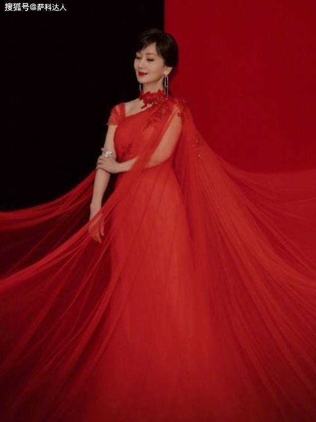 设计 赵雅芝美人不迟暮，气质温柔不做作，穿红裙美成“大姑娘