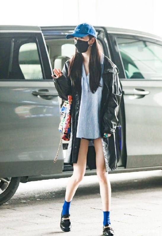 卫衣 杨幂和闺蜜逛街被偶遇，上半身穿着加厚卫衣，下半身却照样秀长腿