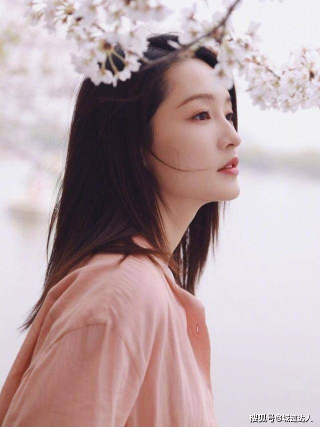 身材 李沁的衬衫造型美出圈！原来简约风穿搭，才是年轻女人的首选