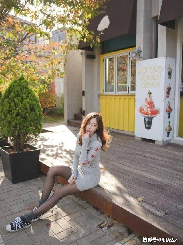 卫衣 看腻了“少女感”，不如试试性感的“卫衣+黑丝”，清爽又洋气