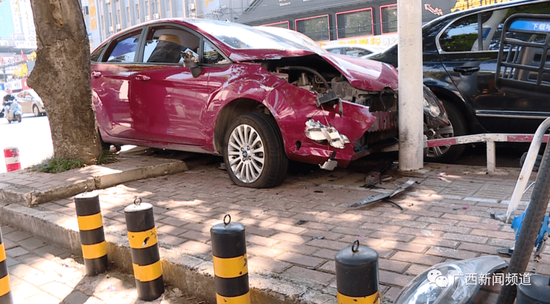 事故发生在南宁市教育路的广西环境保护科学研究院门前,红色小车撞到
