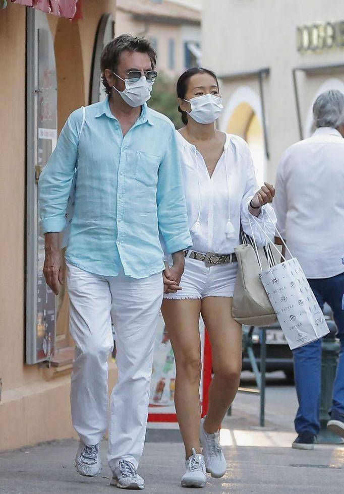 身材 巩俐打扮起来还像刚出道的样，廓形夹克配T恤，比年轻小花还抢眼