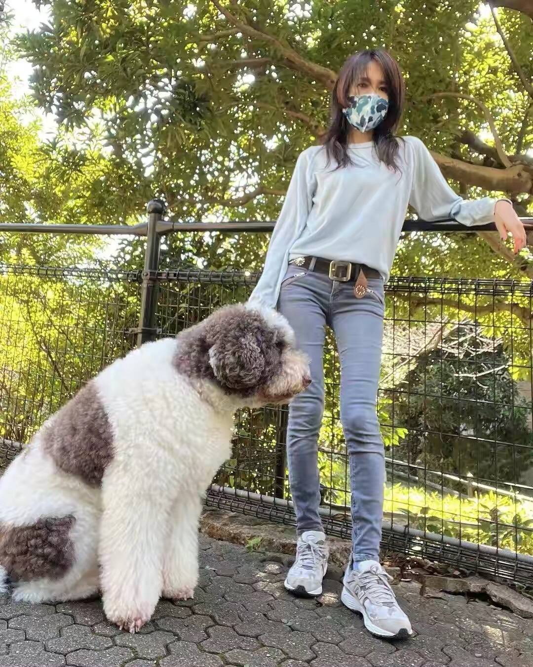 进行 工藤静香与木村拓哉结婚21年仍恩爱,穿小脚裤秀身材,比例完美