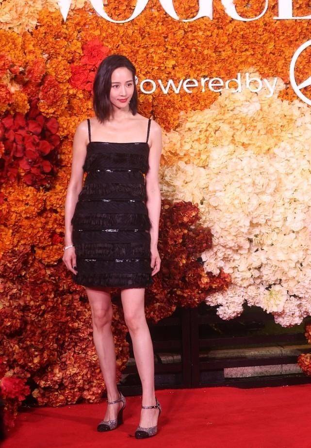 吊带 经常健身的女人看着真壮，张钧甯穿着吊带，感觉身上都是肌肉