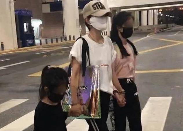 昆凌混血日后的“国内人体写真第一人”获得了两枚青少年体操的金牌