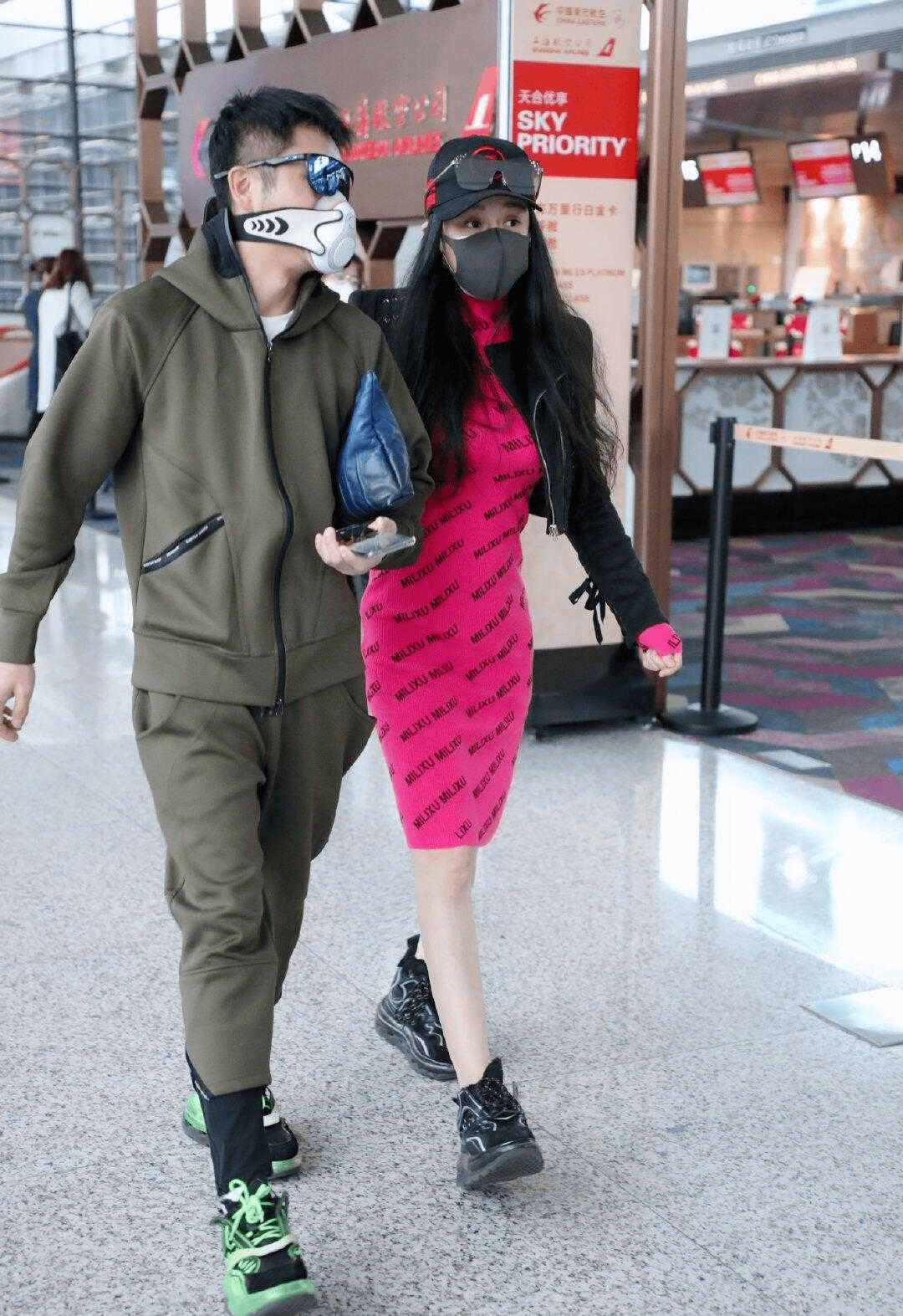 黑色 冉莹颖邹市明潮范十足,穿羽绒服十指紧扣走机场,俊男靓女太吸睛