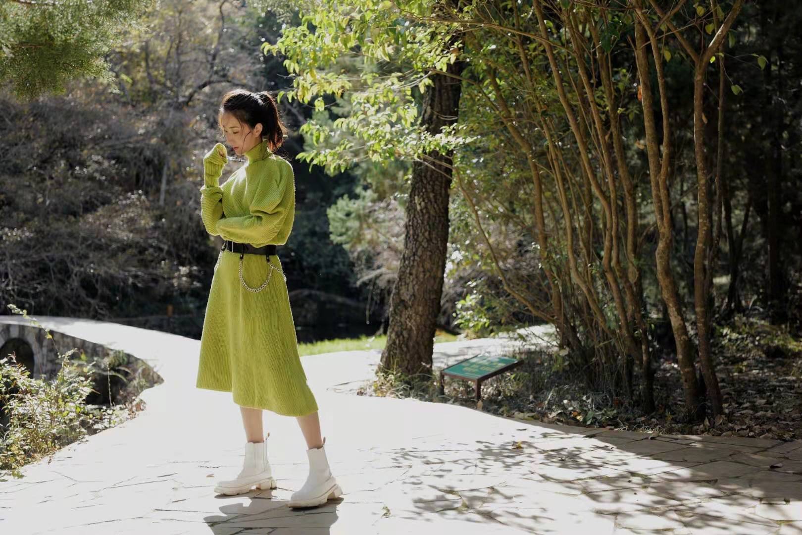 马尾 许婧一身绿色毛衣裙温柔清新，扎起马尾像少女
