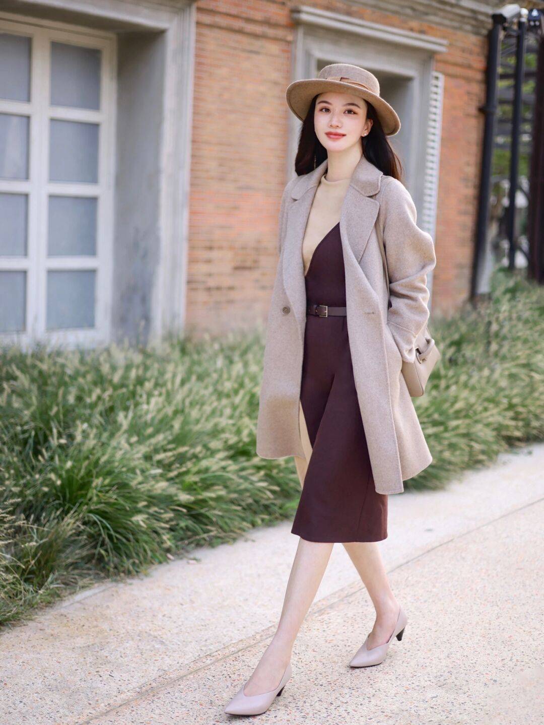 下半身 秋冬季的大衣搭配技巧，内搭黑色针织衫和白色牛仔裤，高级又时髦