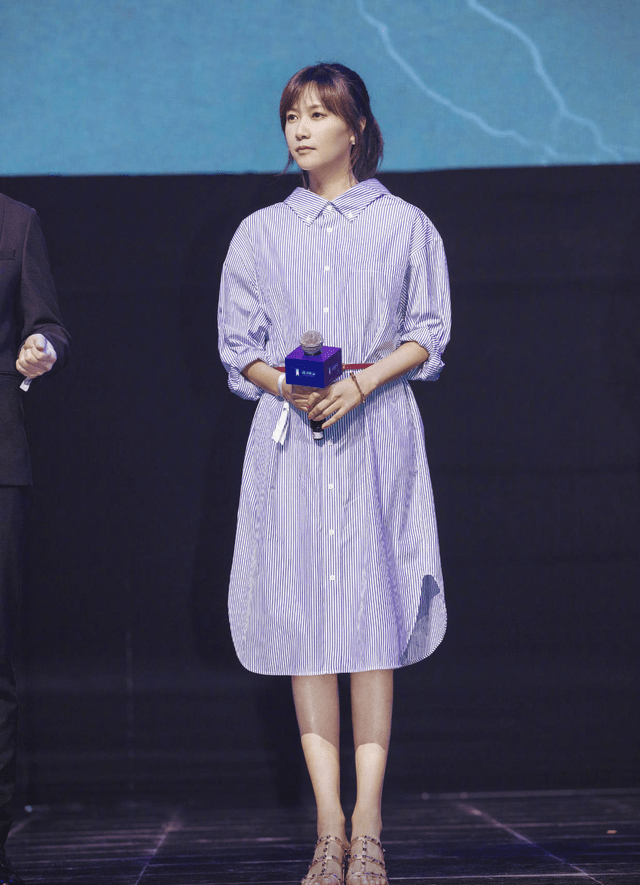 身材 徐静蕾骨子里有股文艺范，长款衬衫当裙子穿，配上腰带显高又显瘦