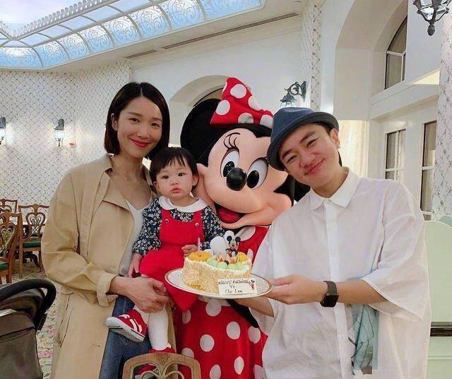 设计 李亚男带女儿出游，穿白衫配半裙母爱满满，俩闺女都是王祖蓝翻版