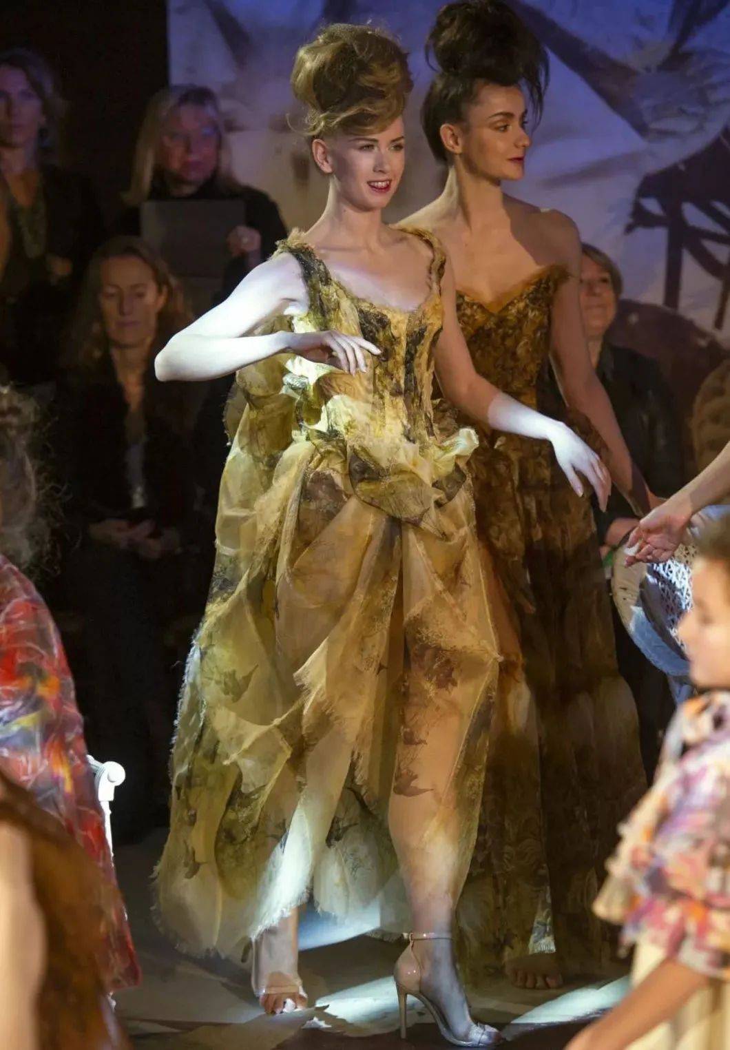 戏剧性 如此戏剧性的舞台表演,原来都是时装秀!