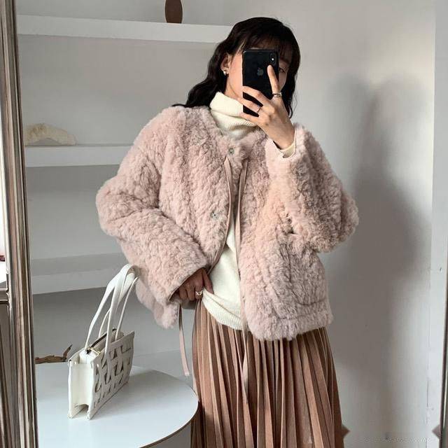 服装 绒毛外套这样穿，超级减龄又可爱