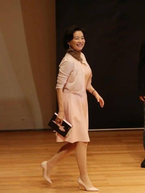 亮点 66岁林青霞美翻了,红套装配黑皮草优雅贵气,真是美了大半辈子