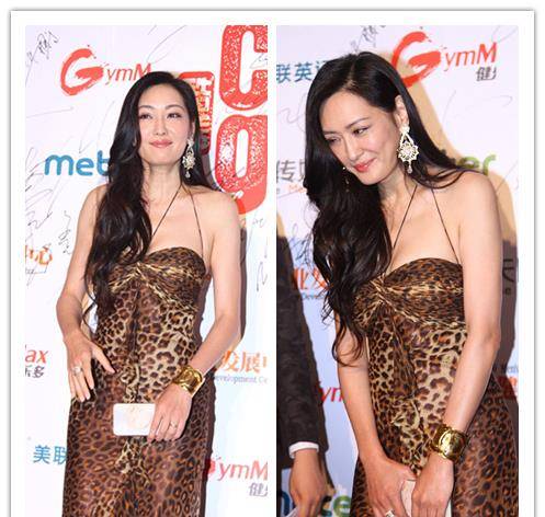 设计 孟广美虽然年纪不小了，但气场还是这么的高级，穿吊带裙身材不错