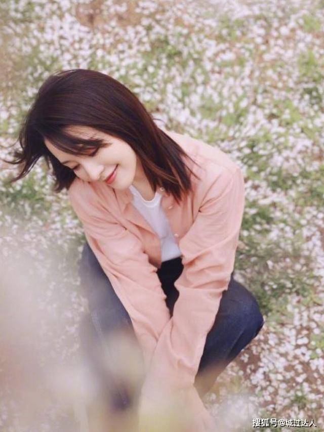 身材 李沁的衬衫造型美出圈！原来简约风穿搭，才是年轻女人的首选