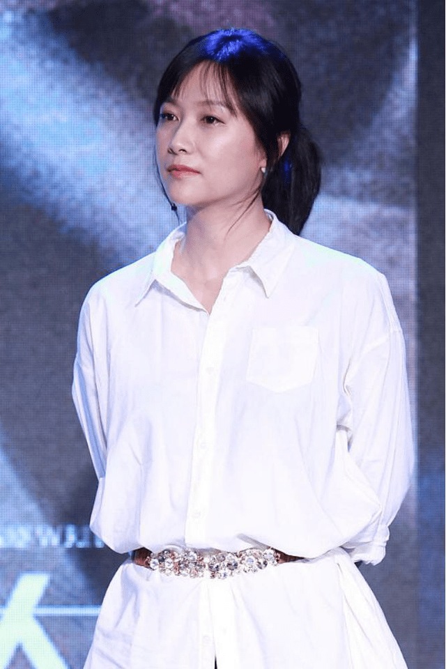 身材 徐静蕾骨子里有股文艺范，长款衬衫当裙子穿，配上腰带显高又显瘦