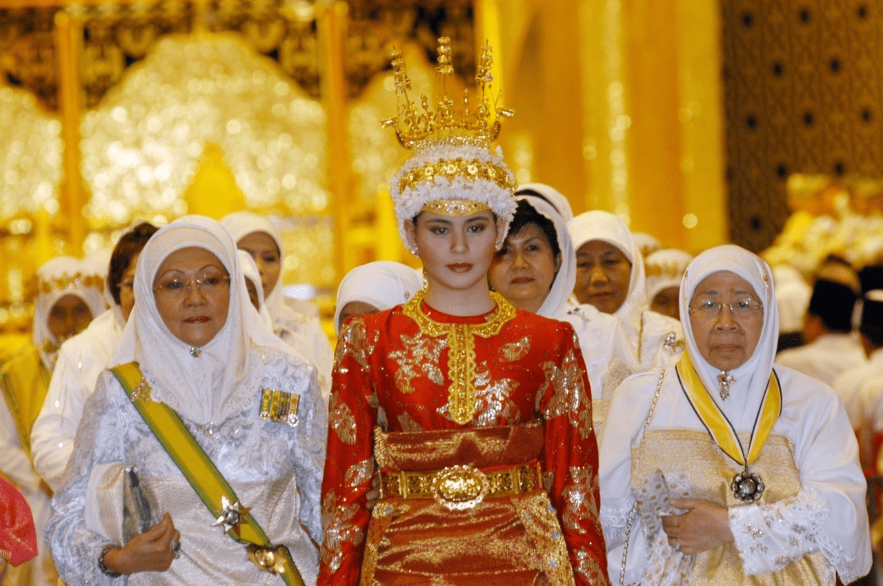 原创文莱王妃多幸运嫁大13岁王子被独宠17年躲婆婆身后也抢了风头