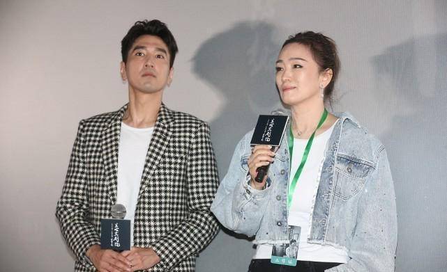 身材 巩俐打扮起来还像刚出道的样，廓形夹克配T恤，比年轻小花还抢眼