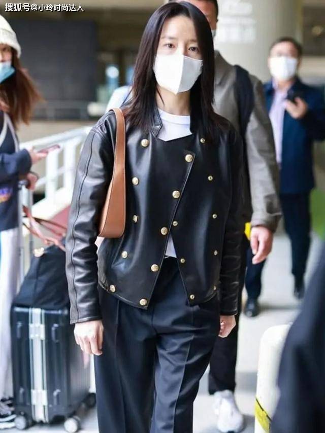 身材 董洁气质好高级，穿皮衣外套只扣一半，也照样很优雅