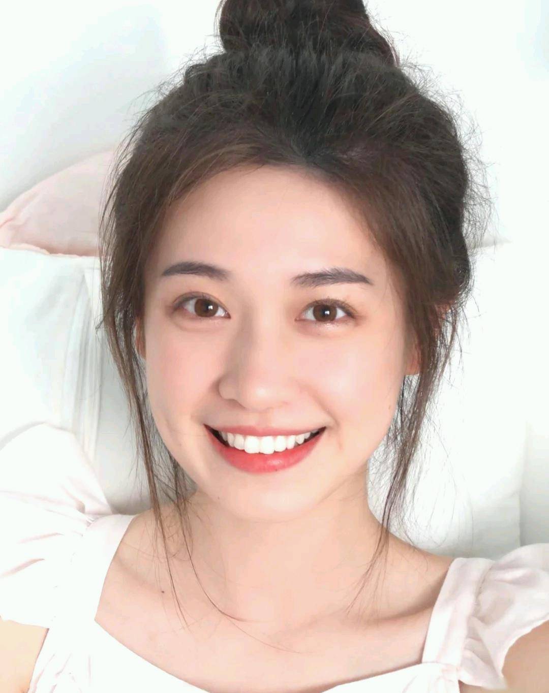 女孩子变美变漂亮的4个小窍门，坚持一段时间，皮肤会越变越水润