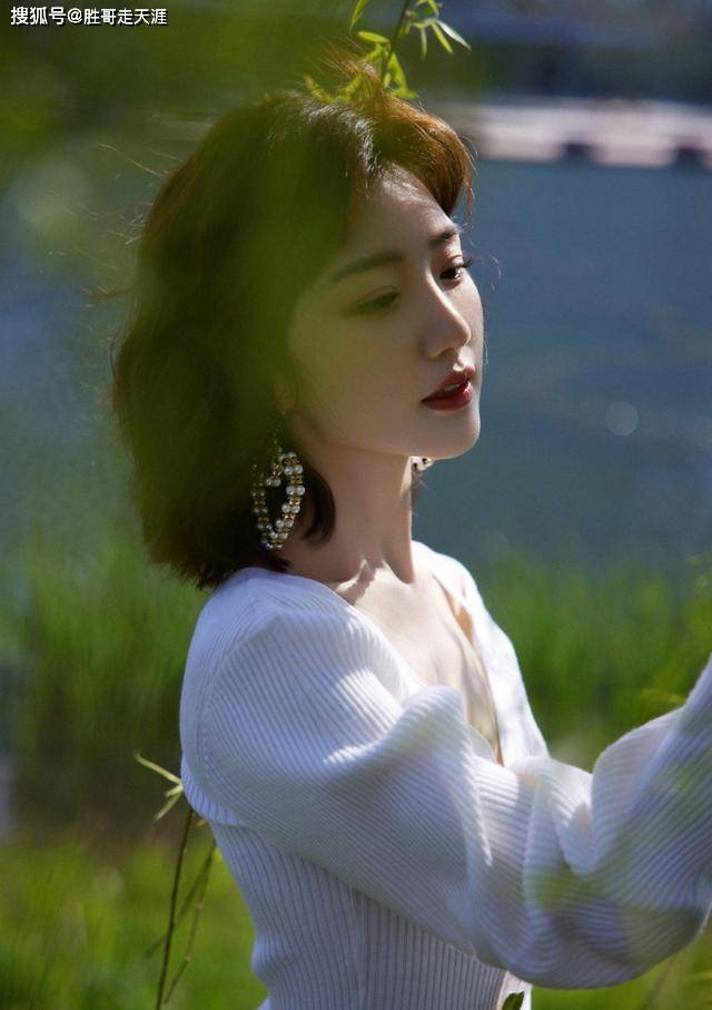 短裙 毛晓彤穿V领针织衫太优雅，“贵妇肌”抢眼，搭配二分裙更显气质
