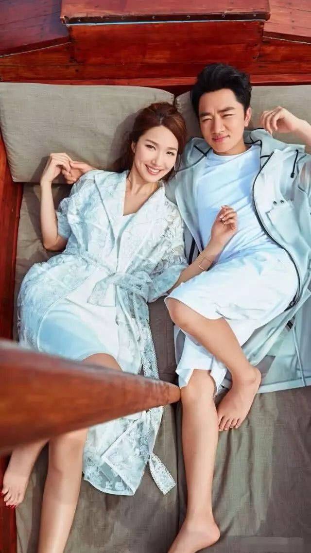 设计 李亚男带女儿出游，穿白衫配半裙母爱满满，俩闺女都是王祖蓝翻版