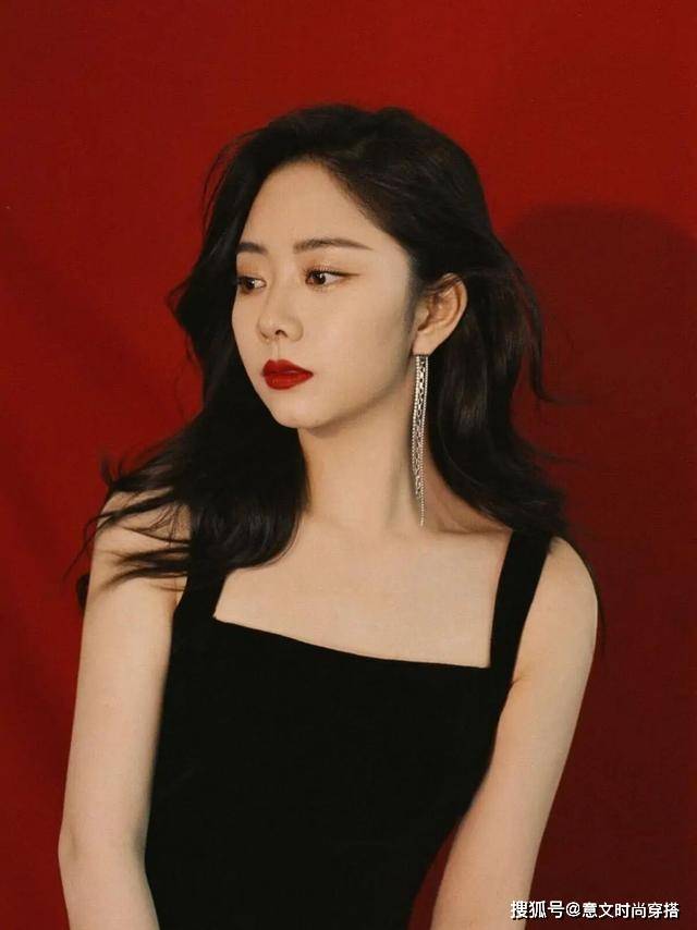 颜色 谭松韵气质是真好，虽然身上裙子设计简单，但始终带着高贵感