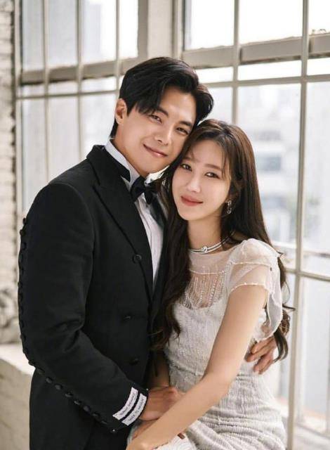 发型韩剧《顶楼3》秀莲洛根李订婚照，白长裙配女神发型，直击直男心