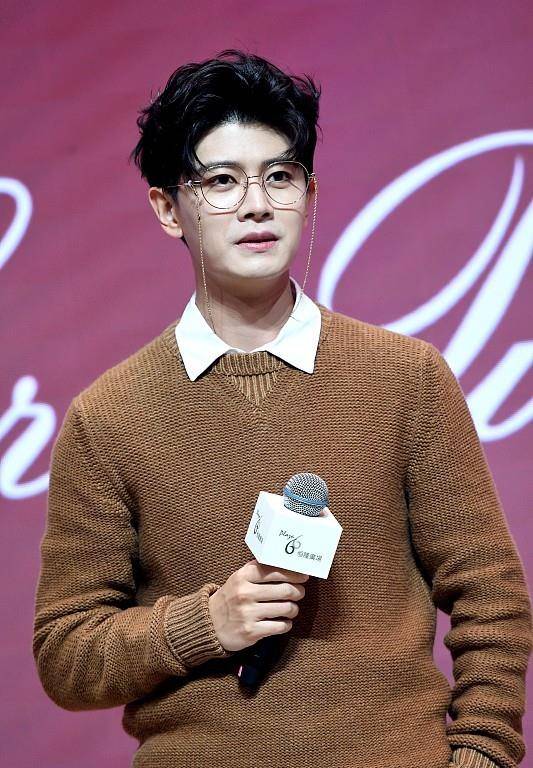 设计 “帅气奶爸”任嘉伦戴眼镜显儒雅，“反穿毛衣”挺有型，魅力尽显