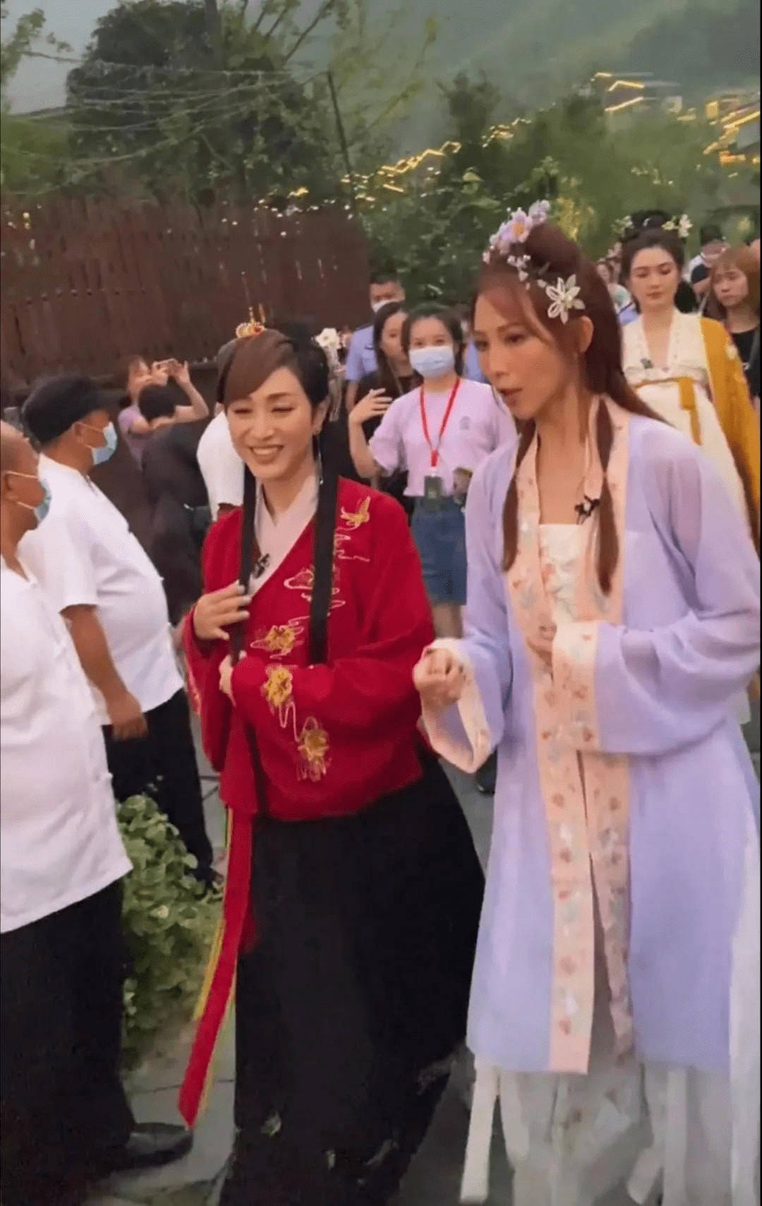 气色在电梯偶遇蔡少芬，穿红大衣好漂亮，脸凹陷下垂也比普通人年轻！