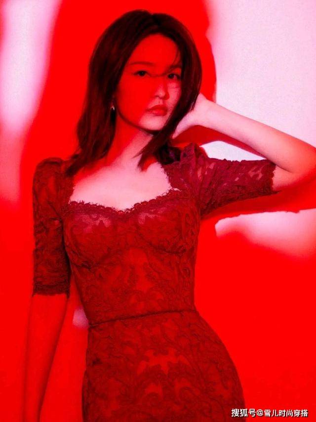 高跟鞋 被李沁的“葫芦曲线”美到了,穿红裙明艳动人,还很有名媛范