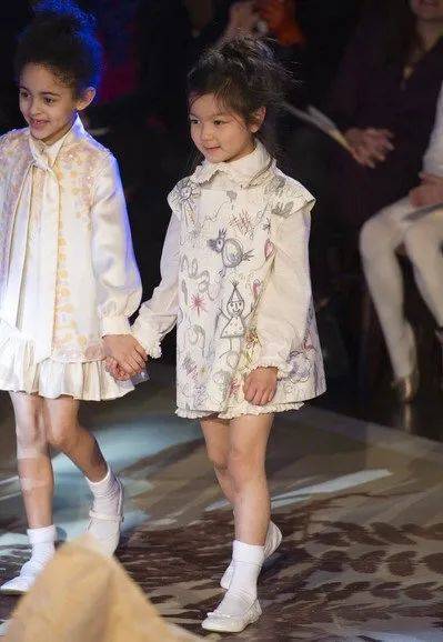 戏剧性 如此戏剧性的舞台表演,原来都是时装秀!