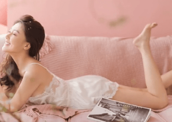 吊带37岁甘薇罕晒睡衣性感照！穿蕾丝吊带皮肤白嫩，躺沙发上妩媚动人