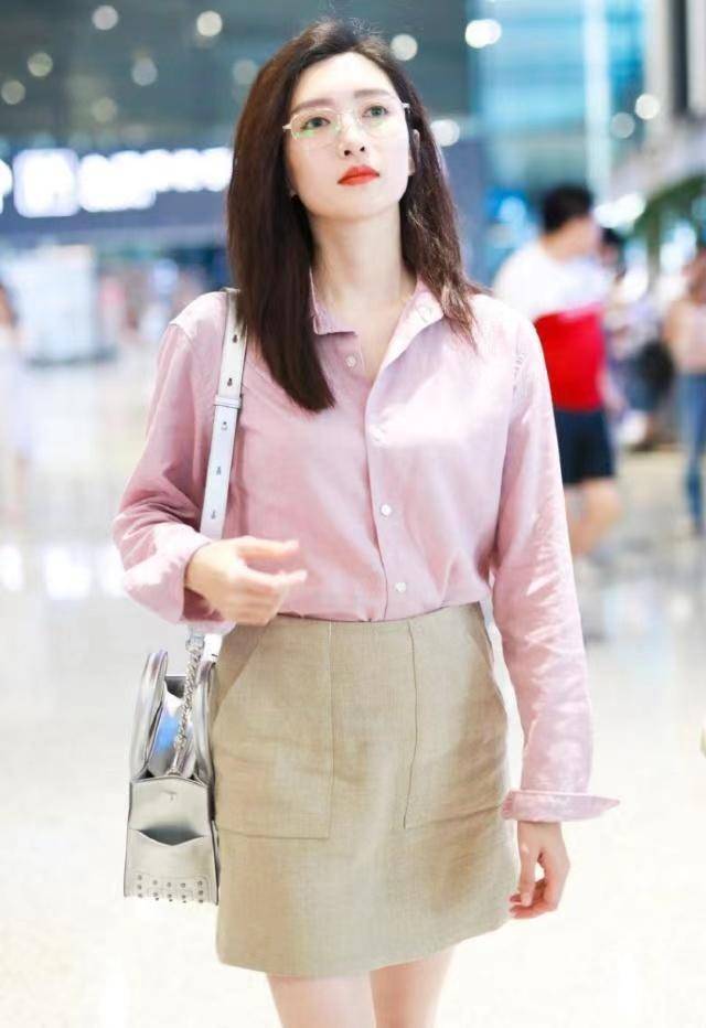 江疏影 江疏影带“火”了粉色衬衫，配卡其色半身裙青春靓丽，大长腿抢镜