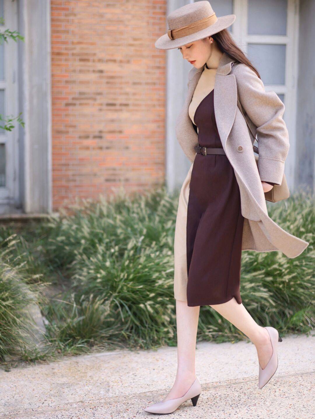 下半身 秋冬季的大衣搭配技巧，内搭黑色针织衫和白色牛仔裤，高级又时髦