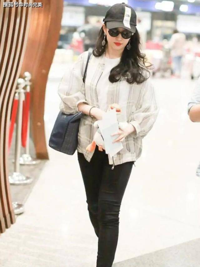 元素 刘亦菲厉害了，穿普通的格子衬衫也有明星范，“曲线腿”没藏住