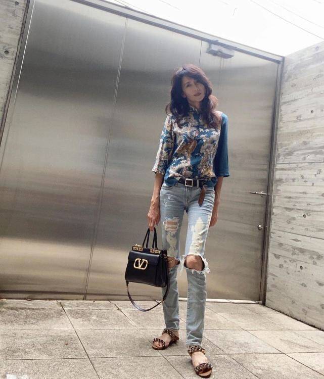 进行 工藤静香与木村拓哉结婚21年仍恩爱，穿小脚裤秀身材，比例完美