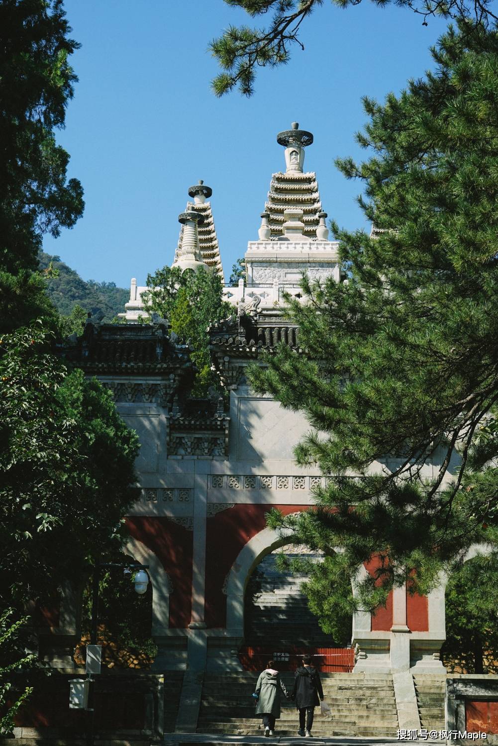 分别是 北京真觉寺(五塔寺)的金刚宝座塔,北京香山碧云寺的金刚宝座塔